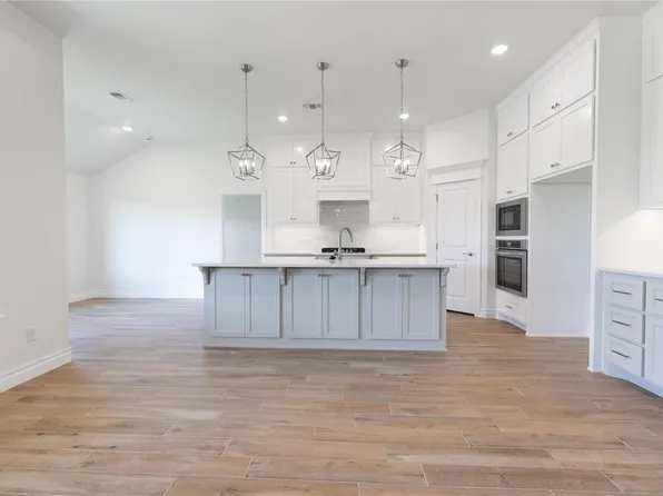 3933 Lynne Ave, Edmond, OK 73012