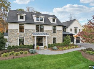 22 Oakwood Rd, Allendale, NJ 07401