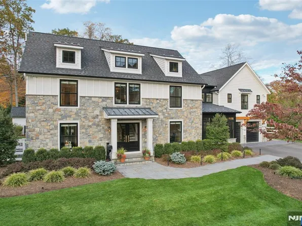 22 Oakwood Rd, Allendale, NJ 07401