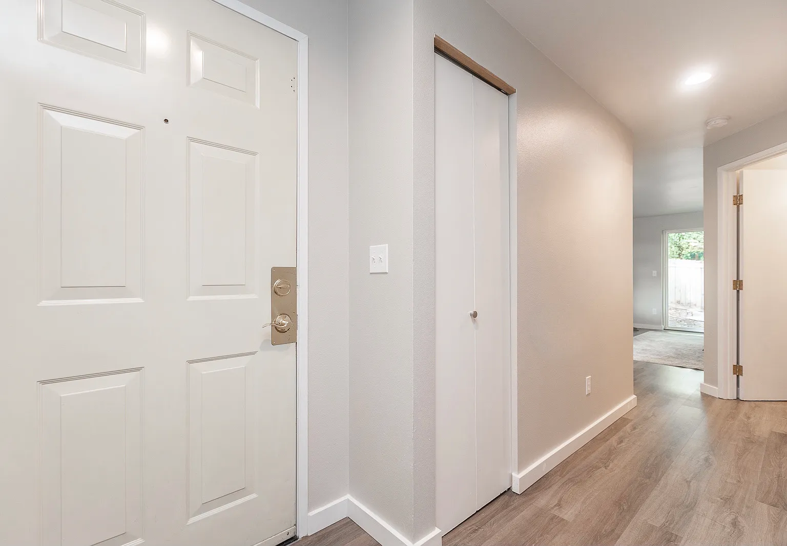 3 bed, 952 sqft, $2,300 — Photo 1