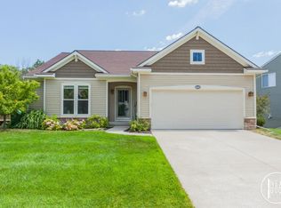 8484 Twin Lakes Dr, Jenison, MI 49428