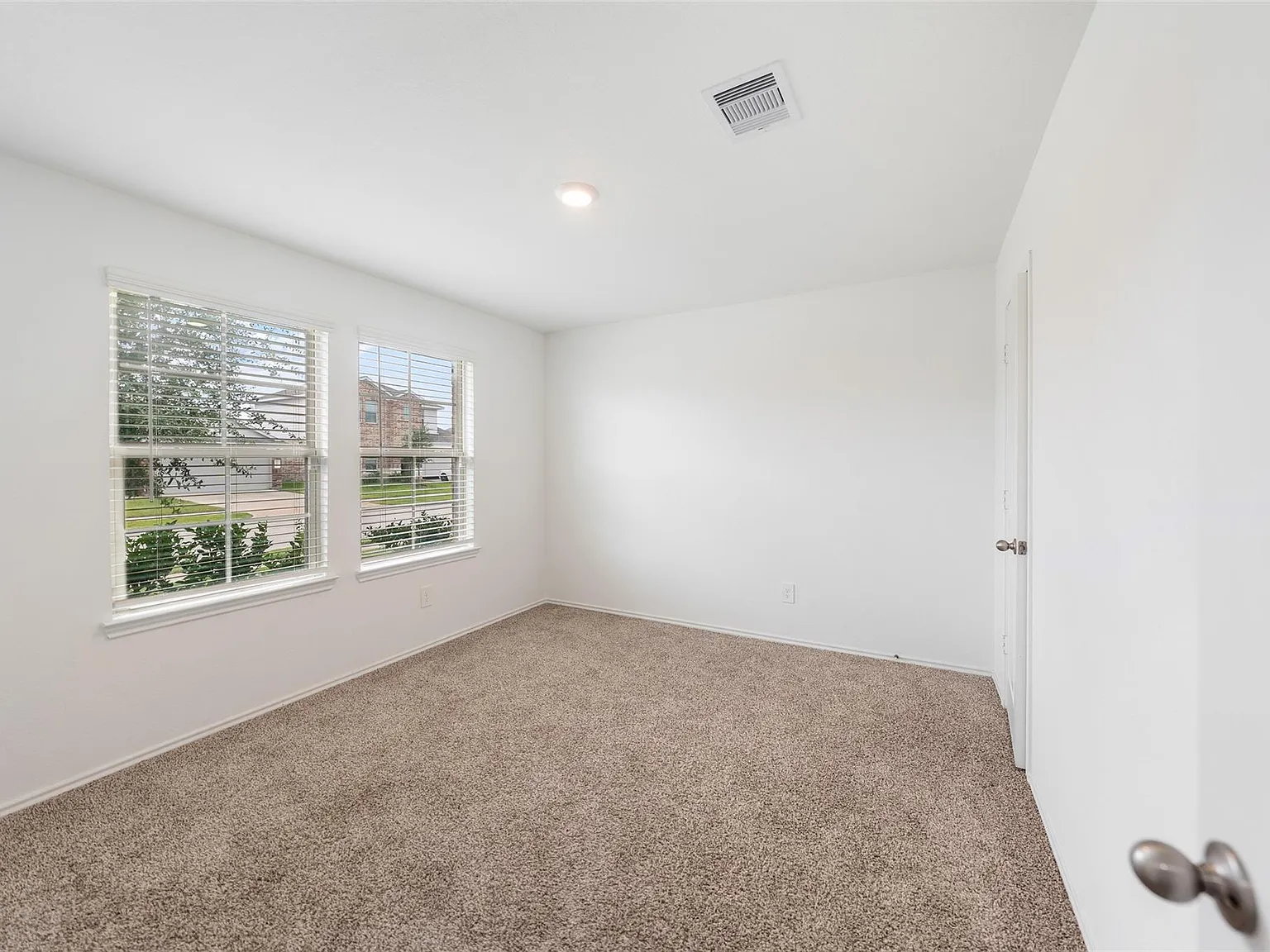 4 bed, 2.0 bath, 1960 sqft, $2,200 — Photo 4
