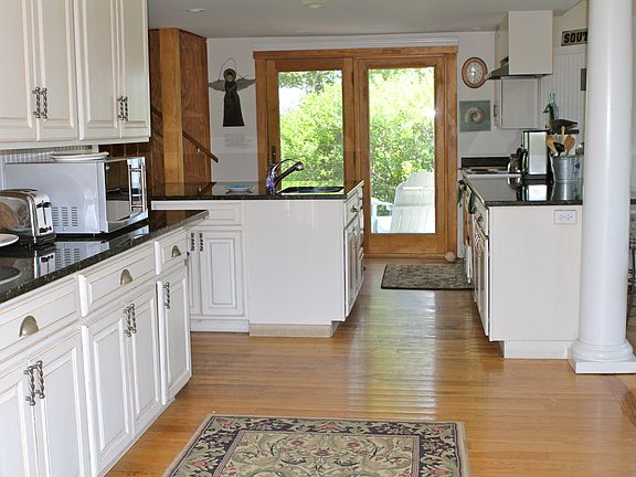 Kitchen w. lots of cabinets