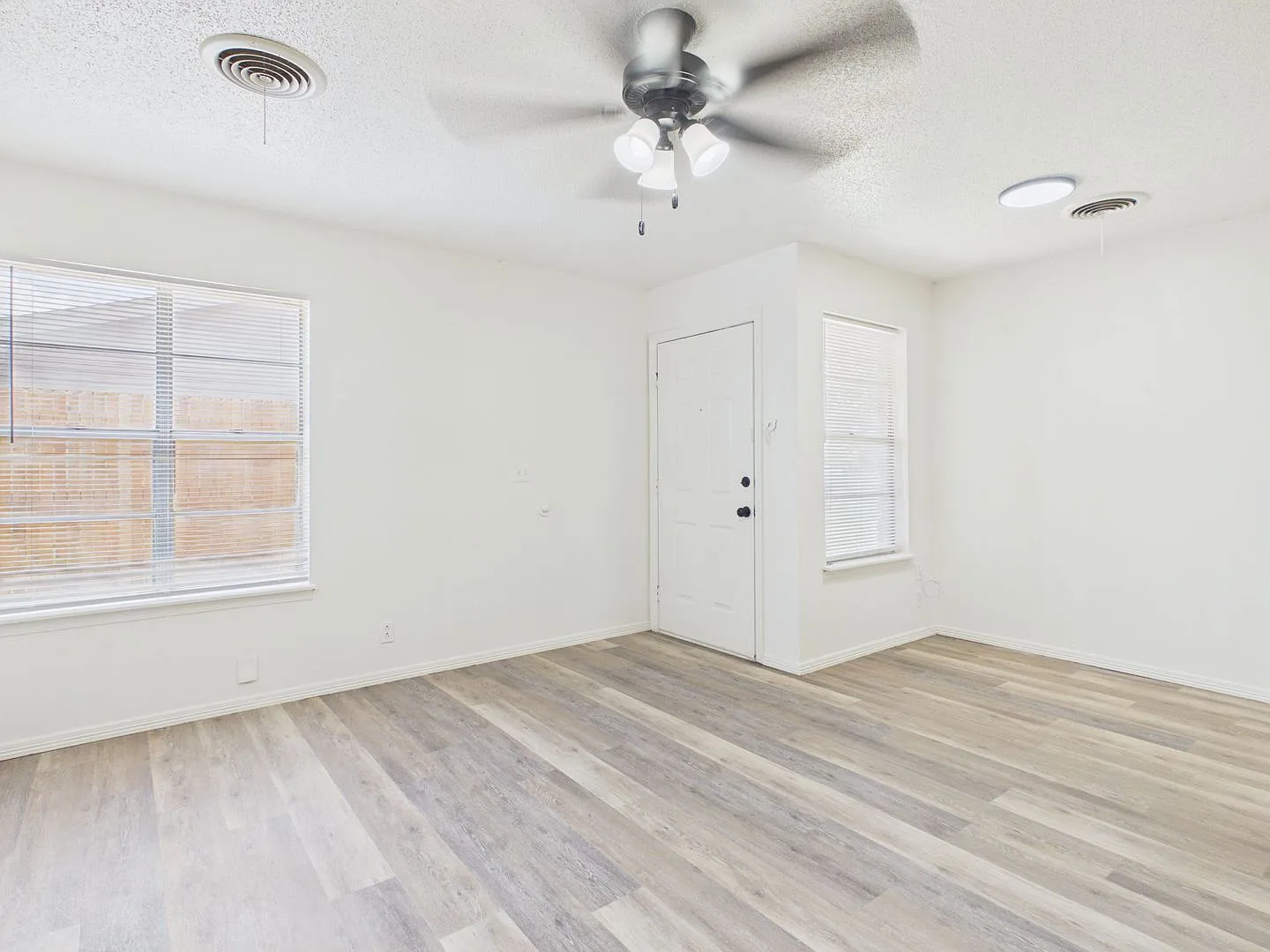 Adorable 2 bedroom 1 bath close to hospitals! — Photo 3