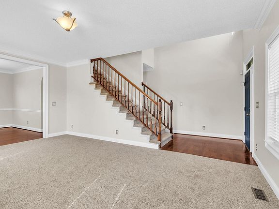 5th image of 111 Stablechase Dr