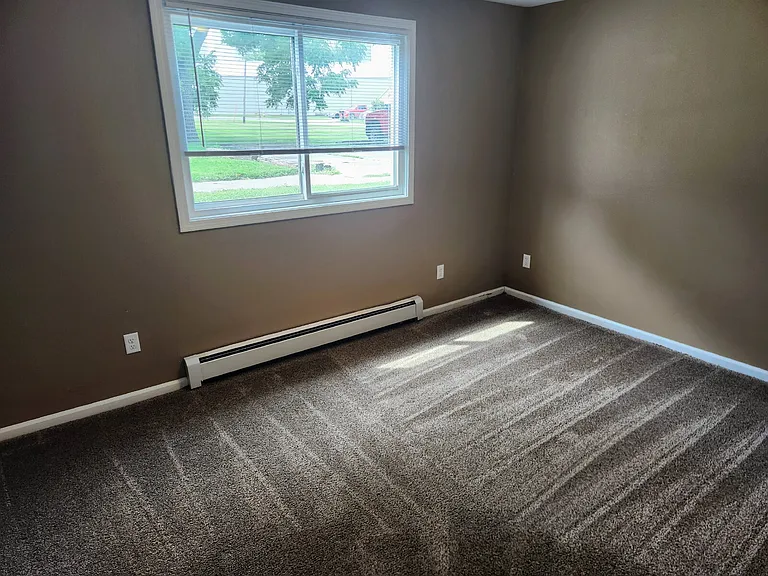 450 Laurel St — Photo 17