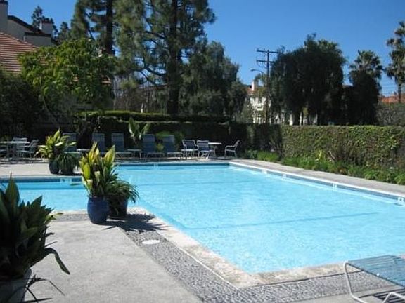 Community pool, spa and BBQ area