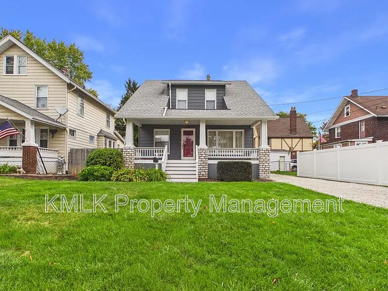 3 bed, 1.0 bath, 1226 sqft, $1,695 — Photo 1