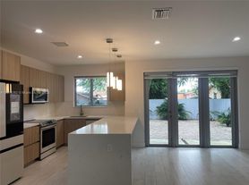 3155 NW 103rd St, Miami, FL