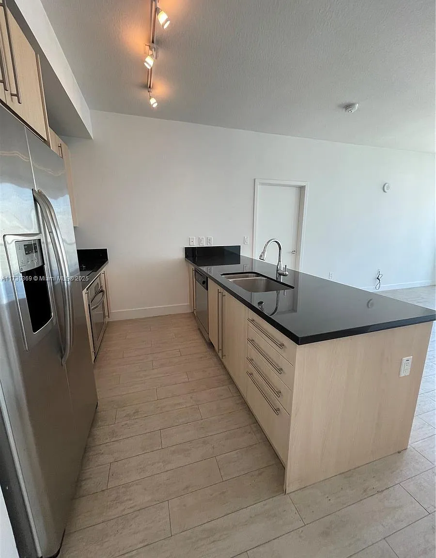 2 bed, 1012 sqft, $4,800 — Photo 2