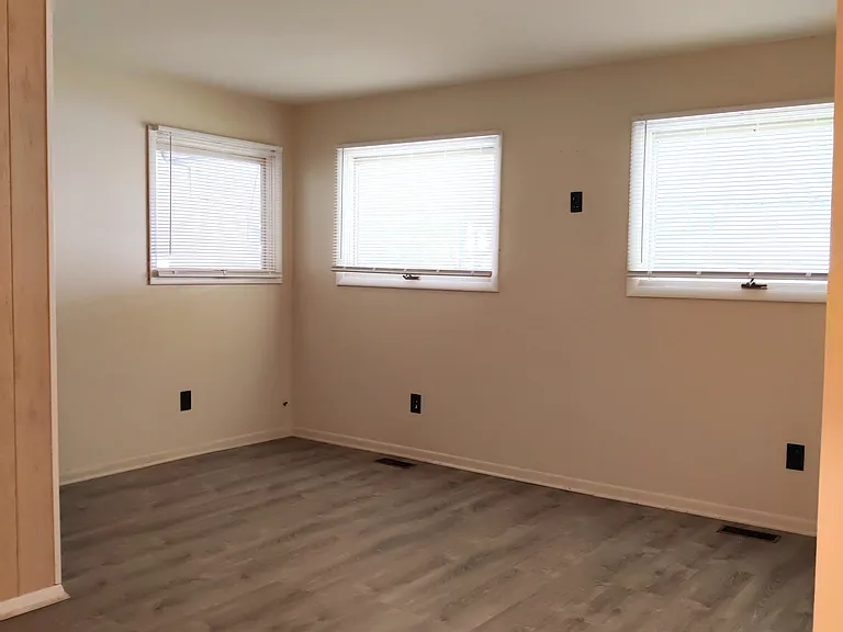 242 W Lincoln Ave — Photo 5