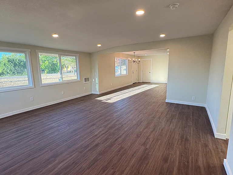1460 Cascade Dr — Photo 10
