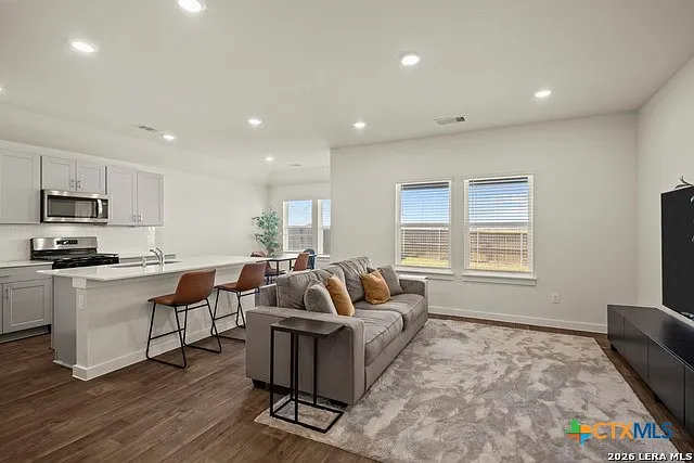 3 bed, 2.0 bath, 1428 sqft, $2,300 — Photo 2