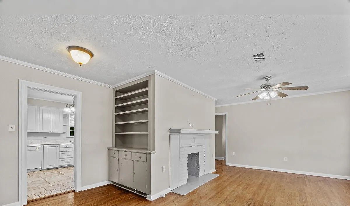 3 Bed 1.5 Bath Home in the Avenues! — Photo 2