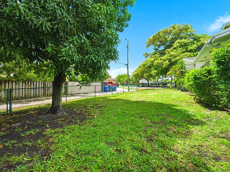 321 E Chaminade Dr — Photo 4