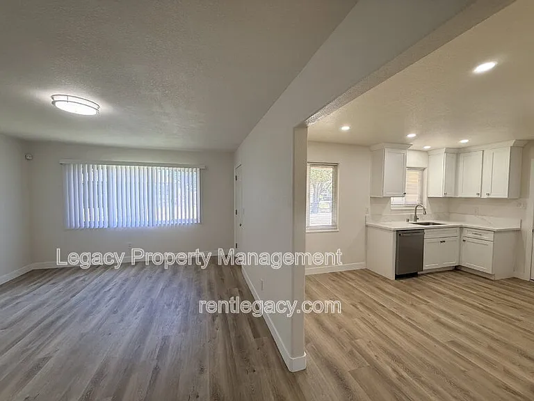 3805 32nd Ave — Photo 12