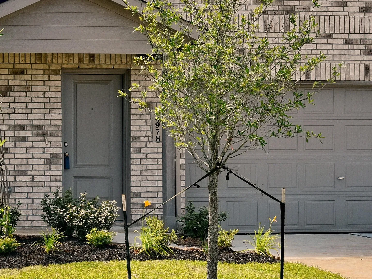 4 bed, 2.5 bath, 1979 sqft, $1,875 — Photo 2