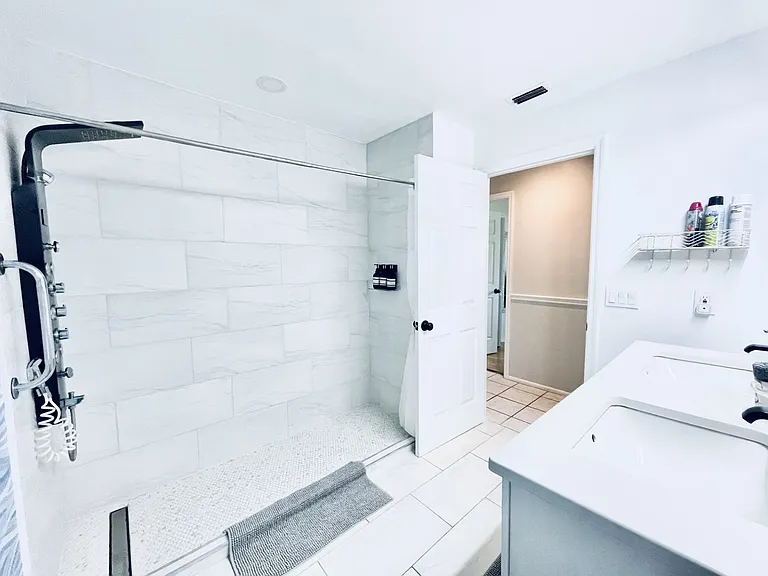 2nd (family) bathroom with double sink and a walk-in shower - wheelchair accessible.
More equipment is available for guests with reduced mobility.