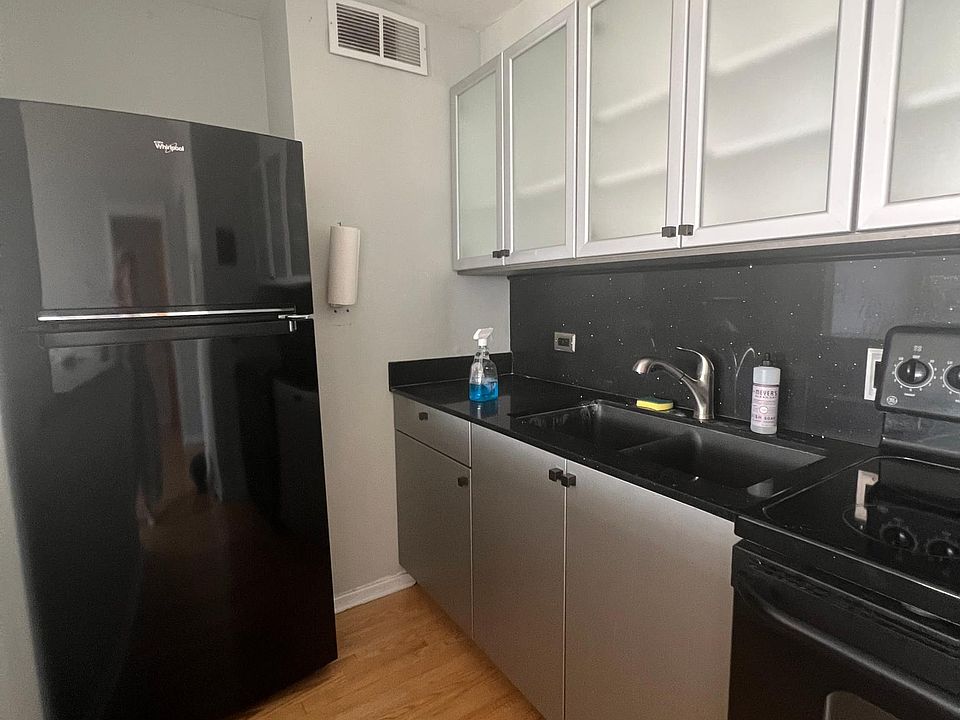 1st image of 433 W Wellington Ave #13A