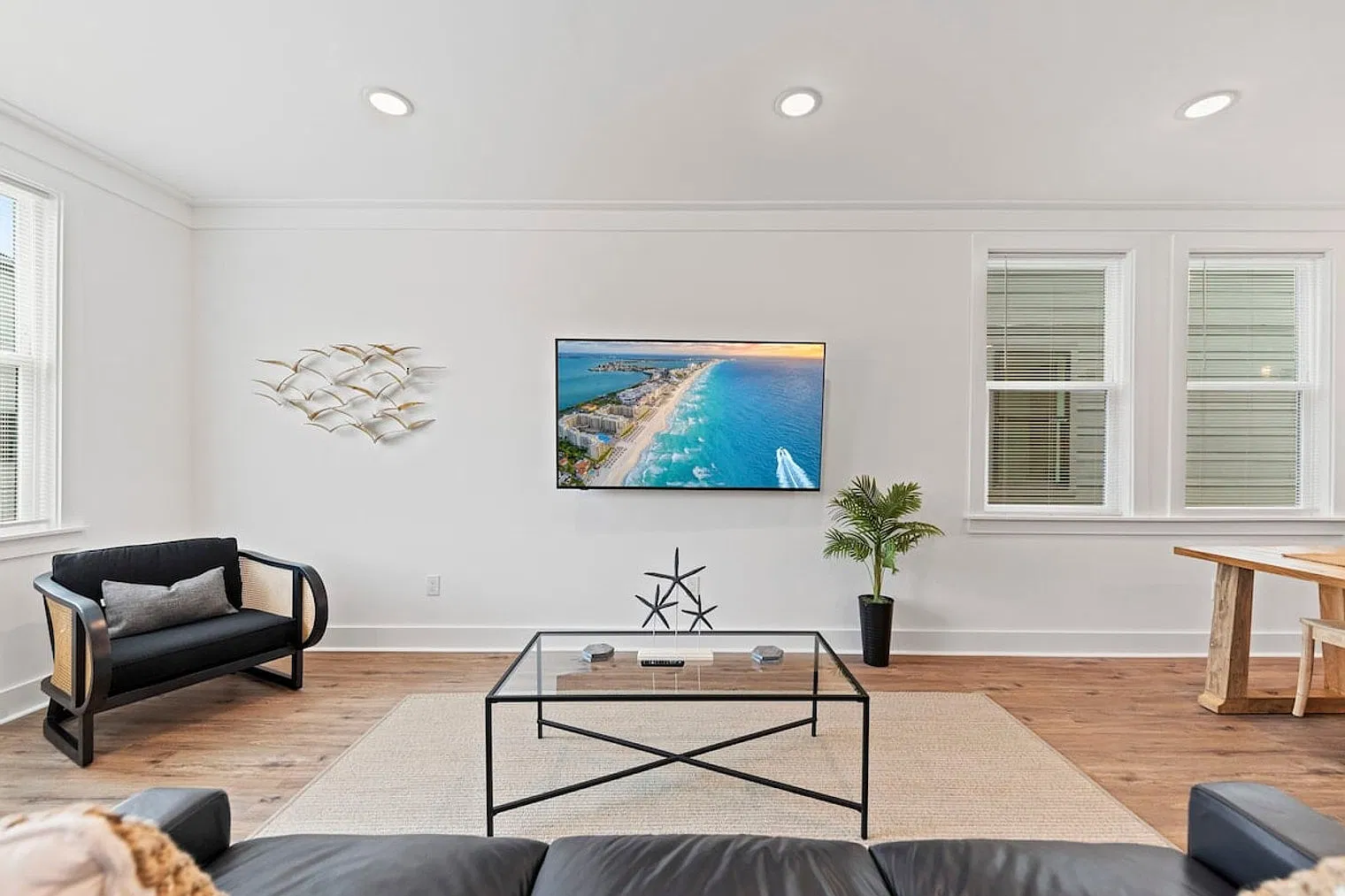 4 bed, 3.0 bath, 1980 sqft, $2,352 — Photo 2