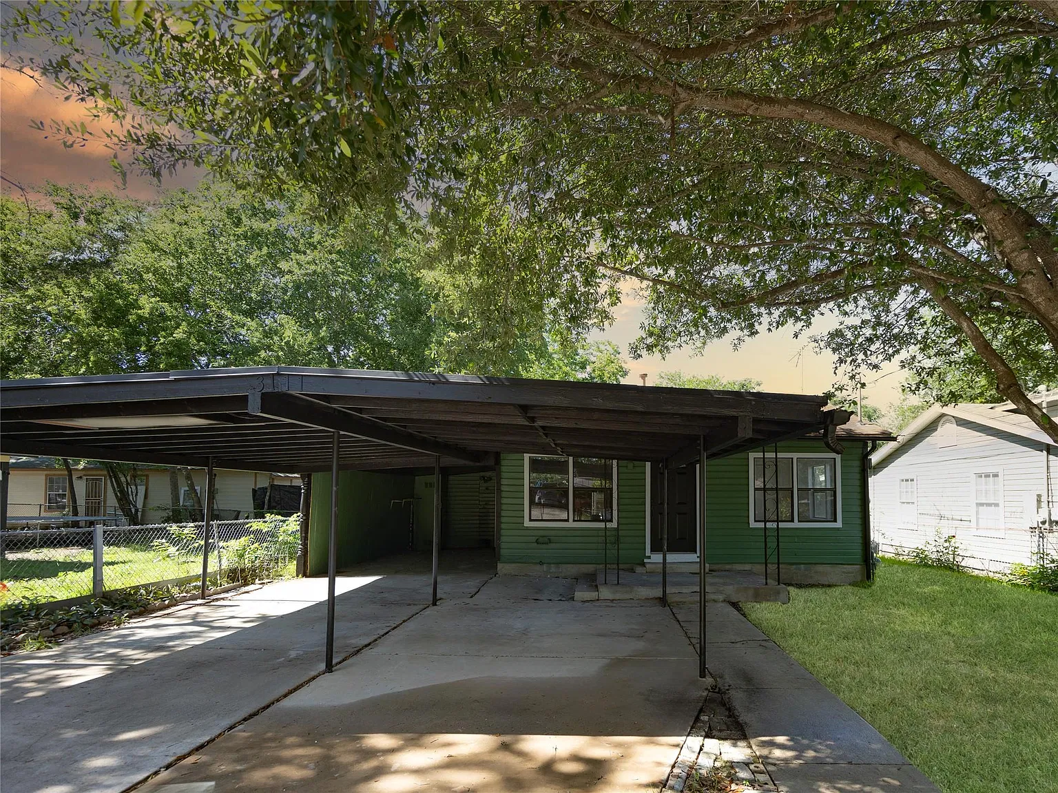 3 bed, 2.0 bath, 1342 sqft, $1,550 — Photo 1