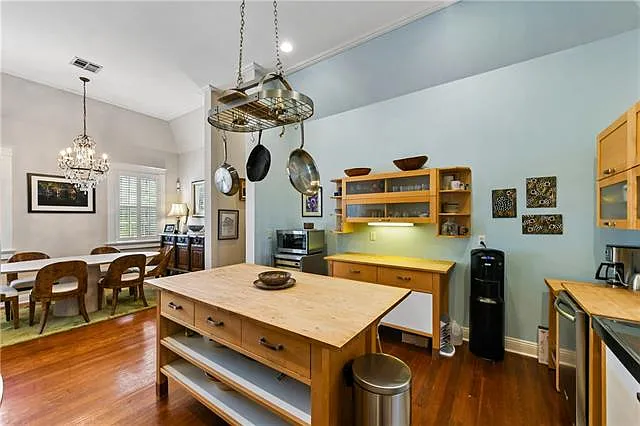 818 Constantinople St — Photo 11