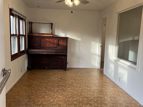 3rd image of 1421 N Taft Ave