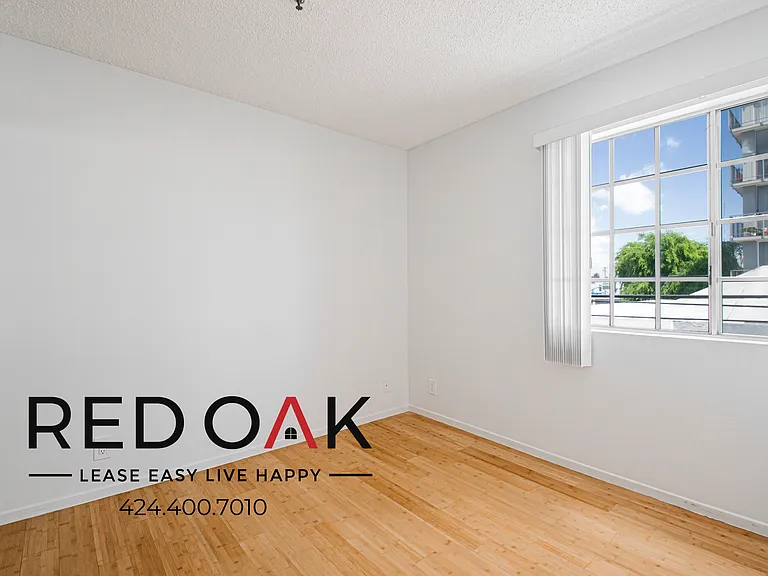 518 E 4th St #305 — Photo 11