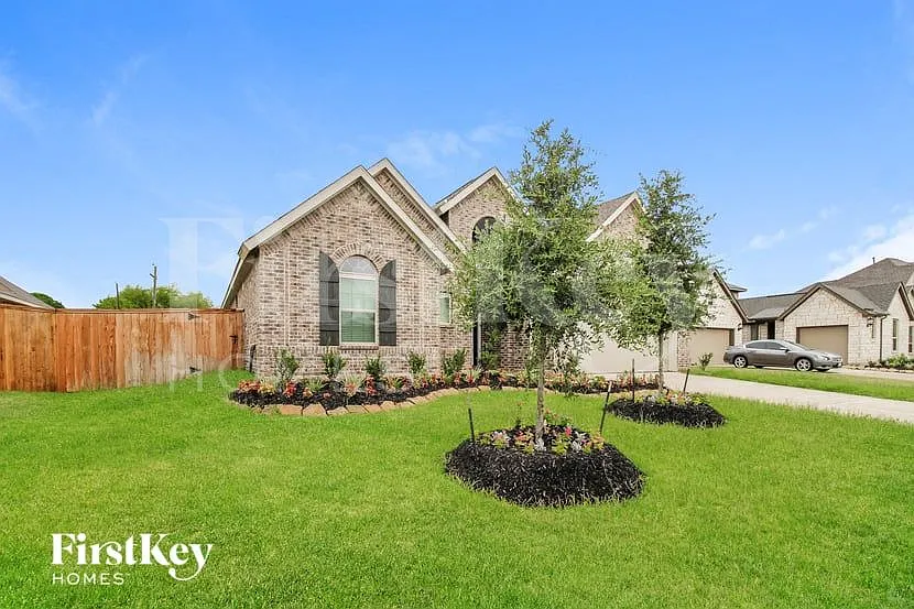 3 bed, 2.0 bath, 1990 sqft, $2,415 — Photo 3