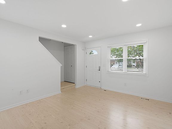 4th image of 45197 Kensington St