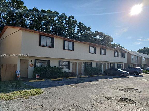 2nd image of 408 NE 18th Ave APT 10