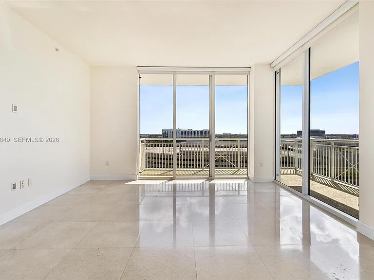 19501 W Country Club Dr #1009 — Photo 2