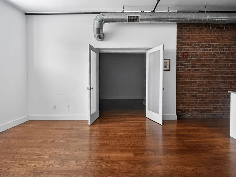140 Orange St — Photo 4