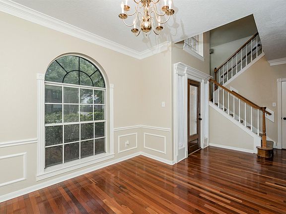 5th image of 215 Sunset Ridge Dr