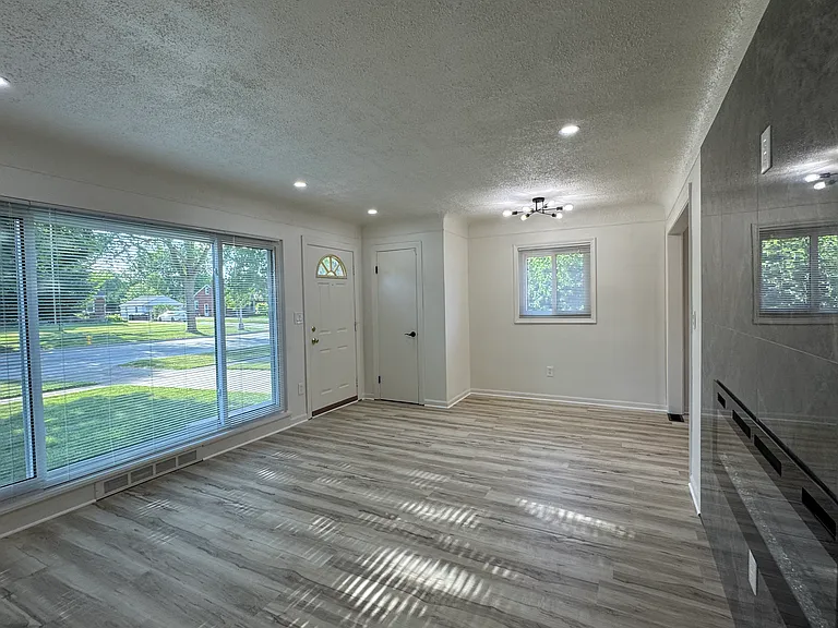 2431 Grange Rd — Photo 6