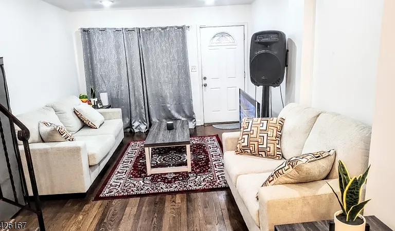 8 Van Nostrand Ave — Photo 1