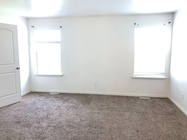 2574 W Robin Rd — Photo 8