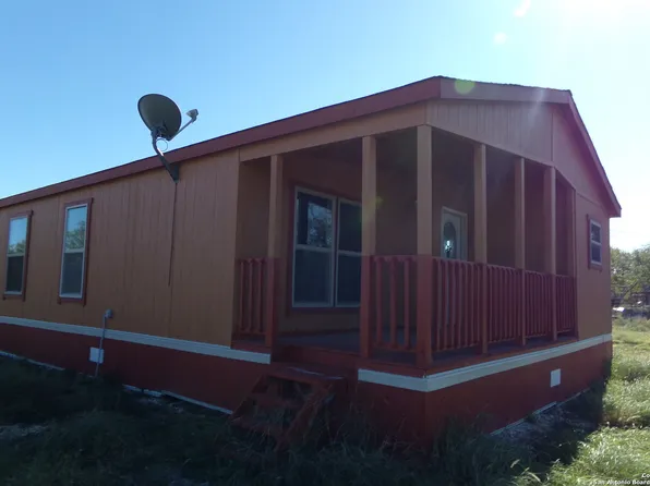 125 S MAGNOLIA ST, Big Wells, TX 78830