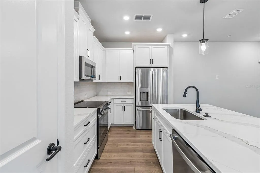 3 bed, 2.5 bath, 1932 sqft, $3,800 — Photo 4