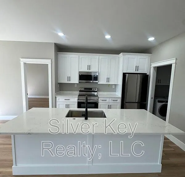 918 Stratford Ave — Photo 11