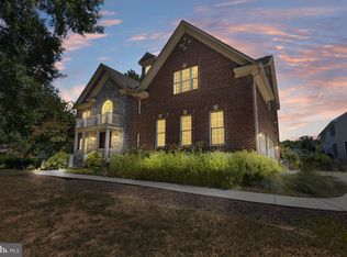 8813 Oak Leaf Dr, Alexandria, VA 22309