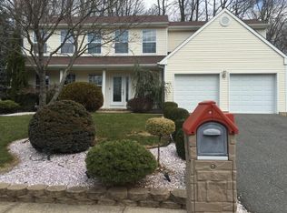 16 Rosen Dr, Englishtown, NJ 07726