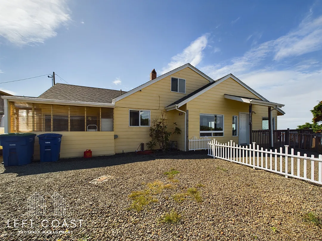 1033 Northwest Inlet Avenue - 1 — Photo 2