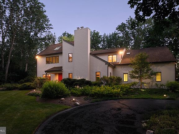 3rd image of 4029 Devonshire Dr