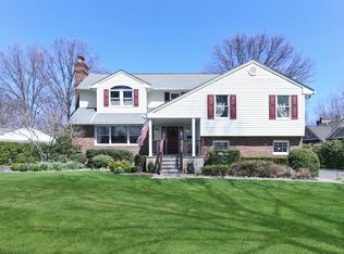 11 Saint Pauls Pl, Garden City, NY 11530