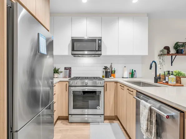 707 Como Lake Ave #113, Coquitlam, BC V3J 0J5