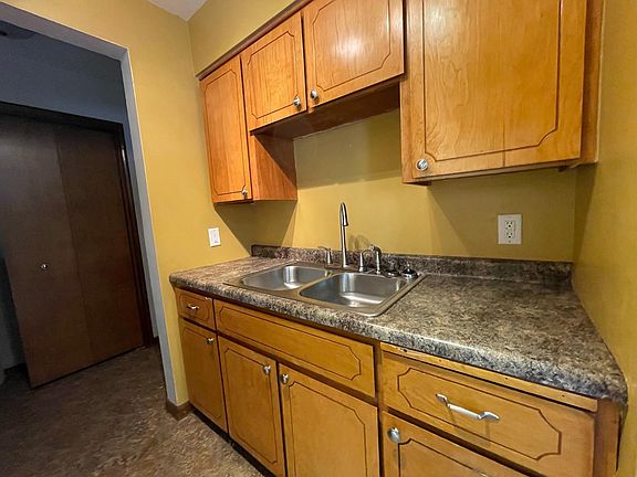5th image of 633 Robert St S APT 204