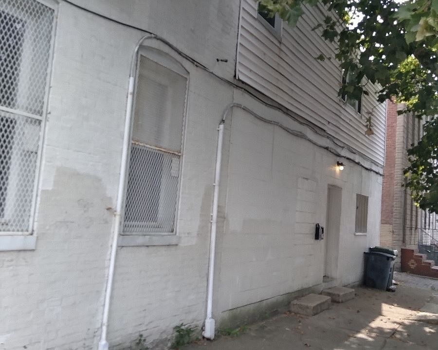 2nd image of 400 S Pulaski St