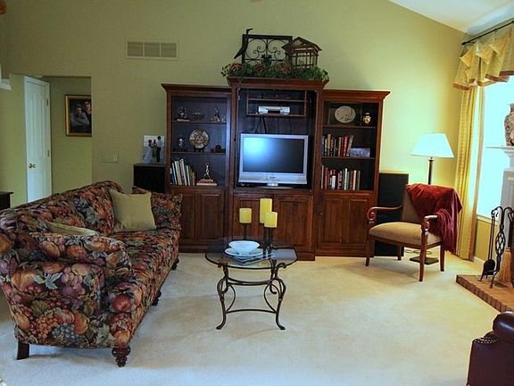 3rd image of 595 Mock Orange Cir