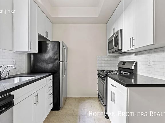 2nd image of 1563 S Barrington Ave #212